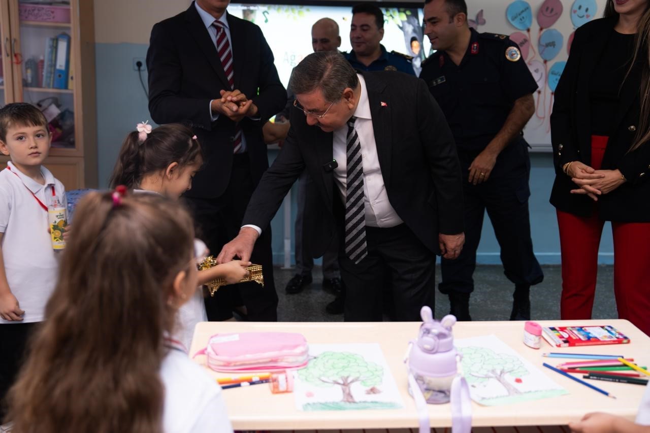 G&ouml;lbaşı Belediye Başkanı Odabaşı &ouml;ğrencilerle ilk ders zilini &ccedil;aldı

