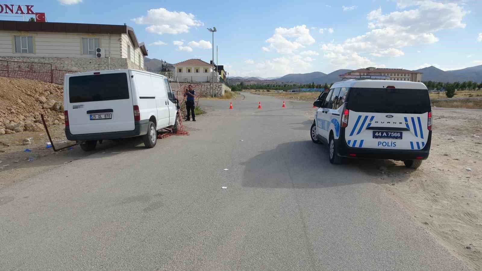 Malatya&rsquo;da feci kaza: Demir korkuluk s&uuml;r&uuml;c&uuml;n&uuml;n kafasına saplandı
