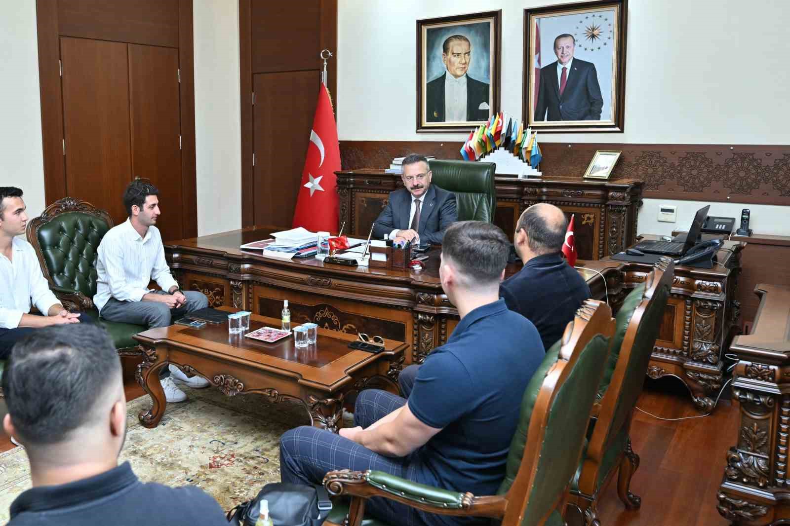 Vali Aksoy, &ouml;d&uuml;ll&uuml; Mavera Teknoloji Takımı&rsquo;nı makamında ağırladı
