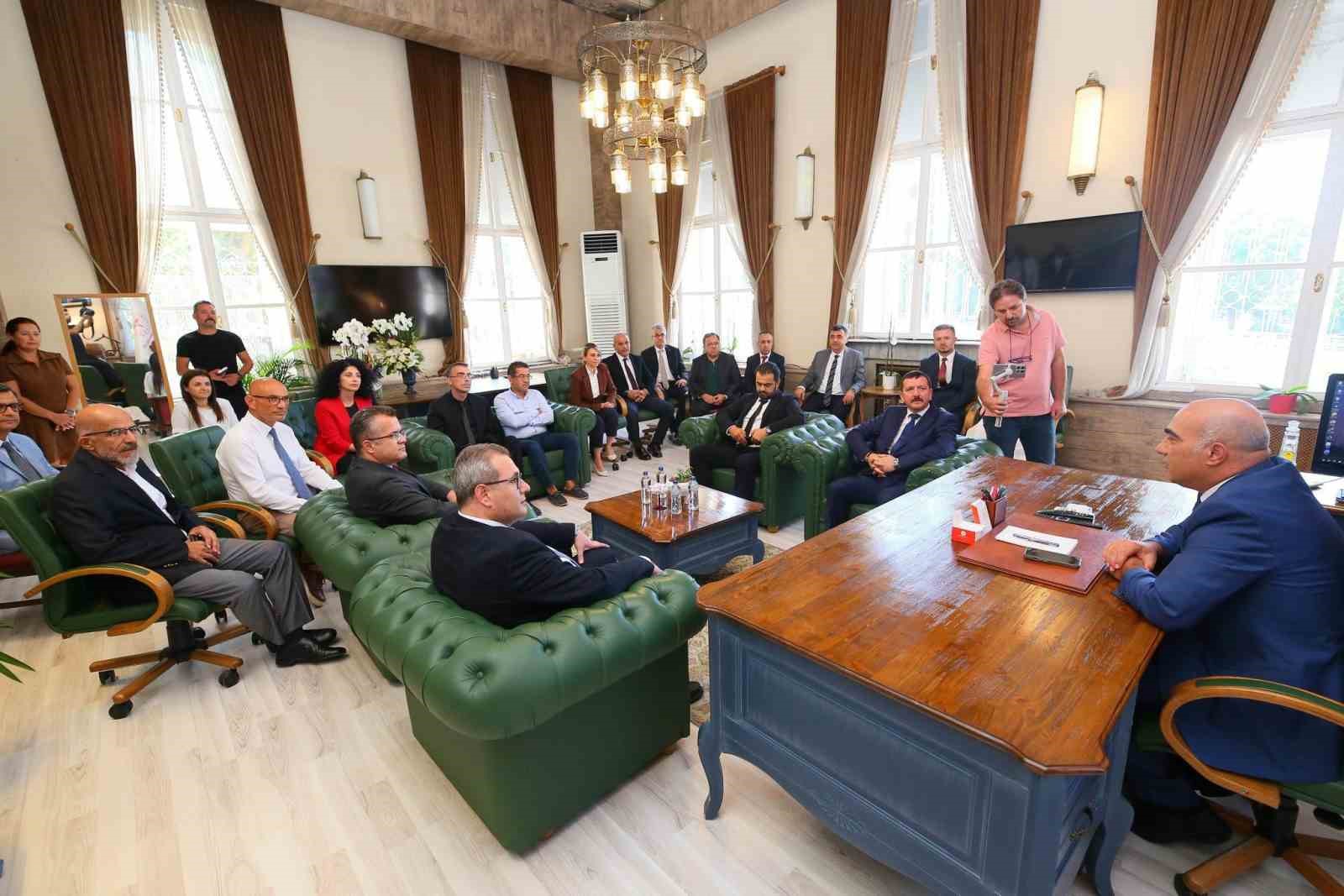 İzmir İl Sağlık M&uuml;d&uuml;r&uuml; Ayhan Kul g&ouml;revine başladı
