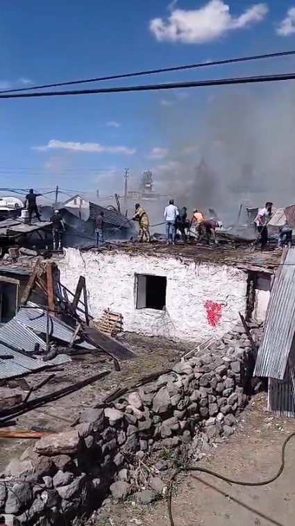 Sarıkamış&rsquo;ta &ccedil;ıkan yangında 2 ev yandı
