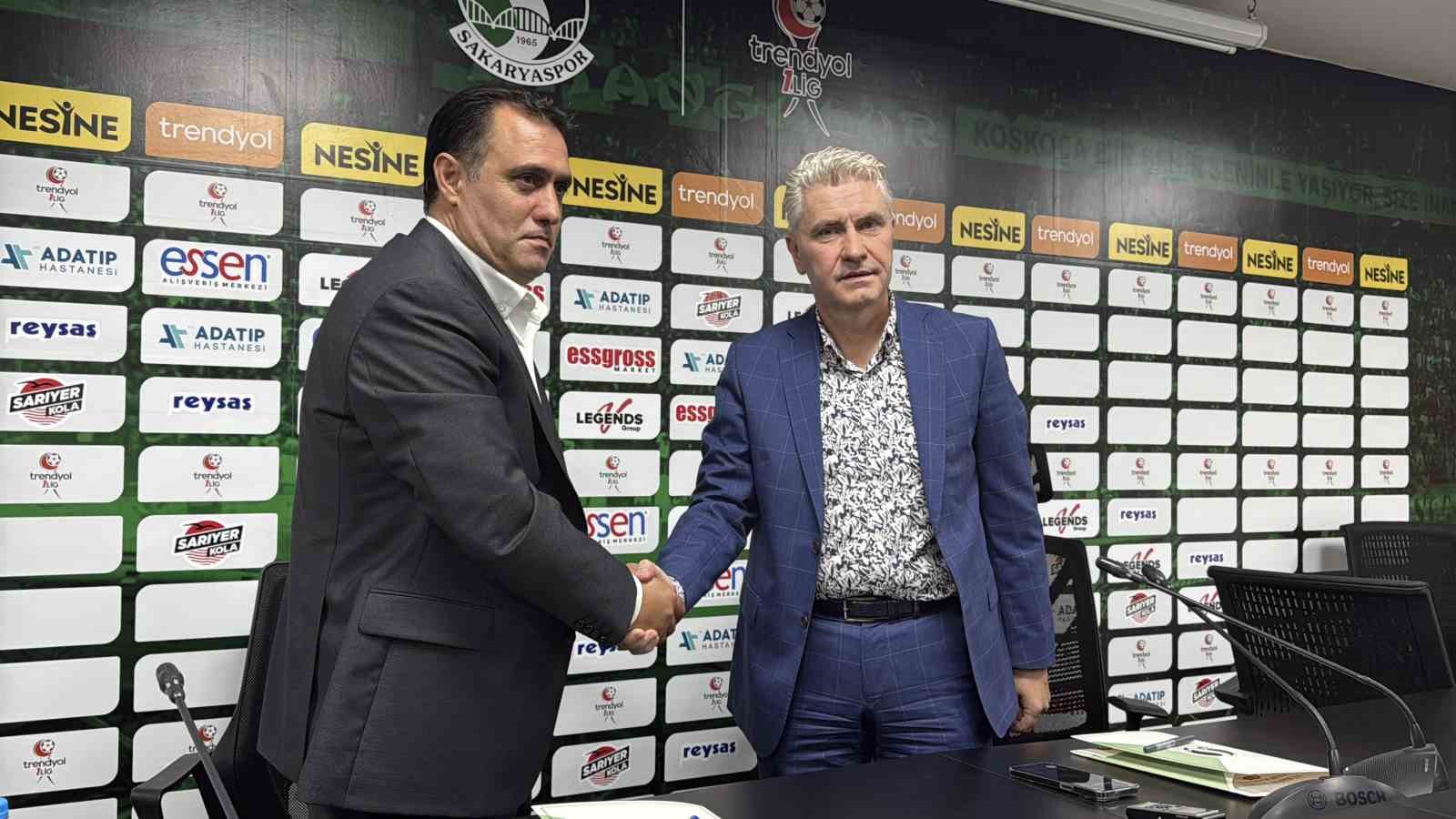 Sakaryaspor&rsquo;da Serhat S&uuml;tl&uuml; i&ccedil;in imza t&ouml;reni d&uuml;zenlendi
