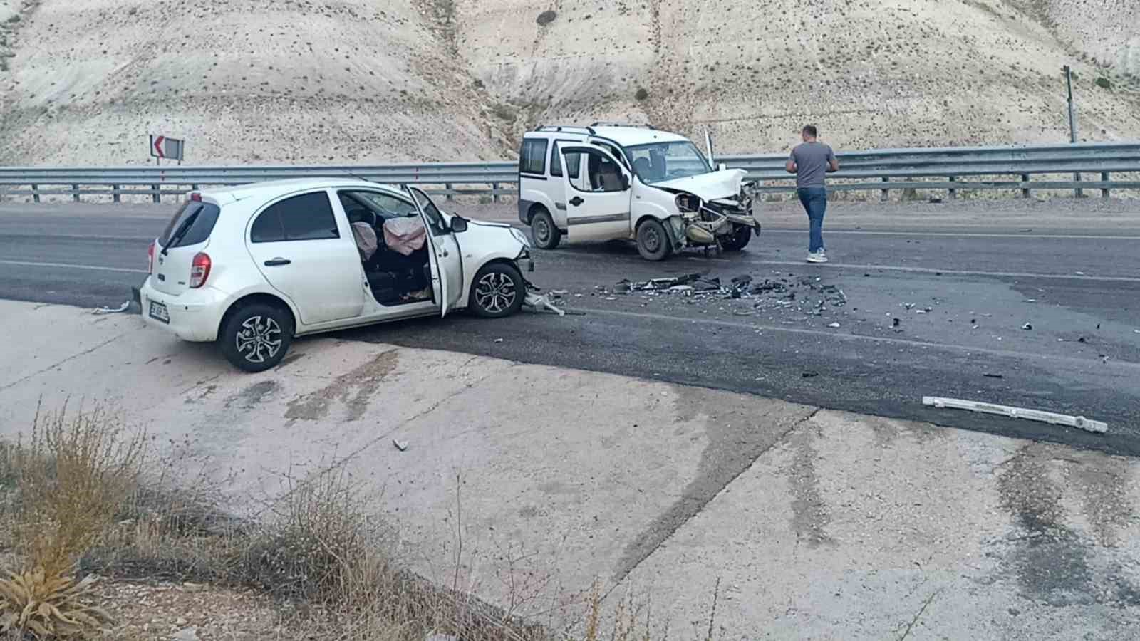 Sivas&rsquo;ta iki ara&ccedil; kafa kafaya &ccedil;arpıştı: 4 yaralı
