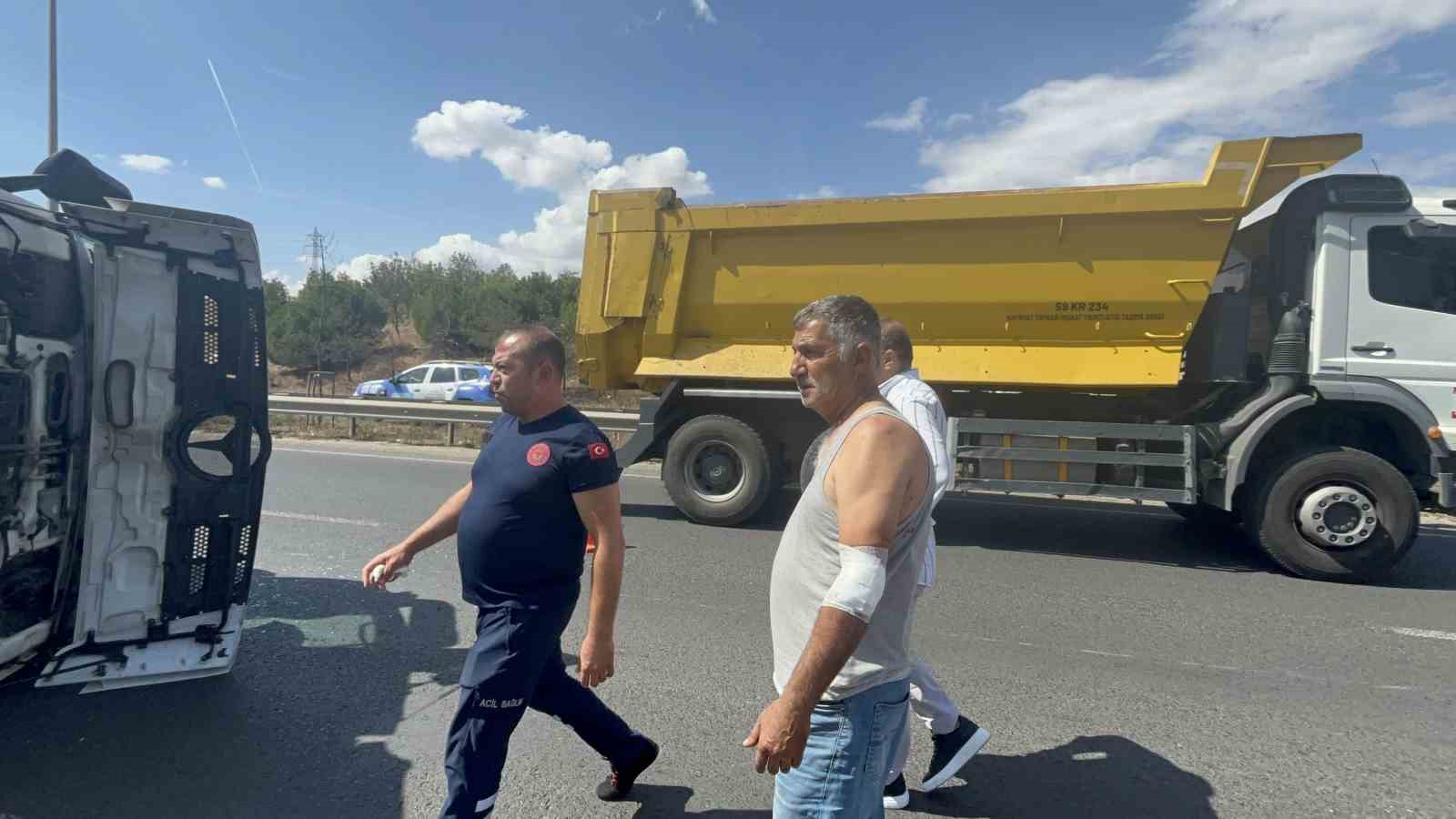 &Ccedil;orlu&rsquo;da virajı alamayan tır devrildi
