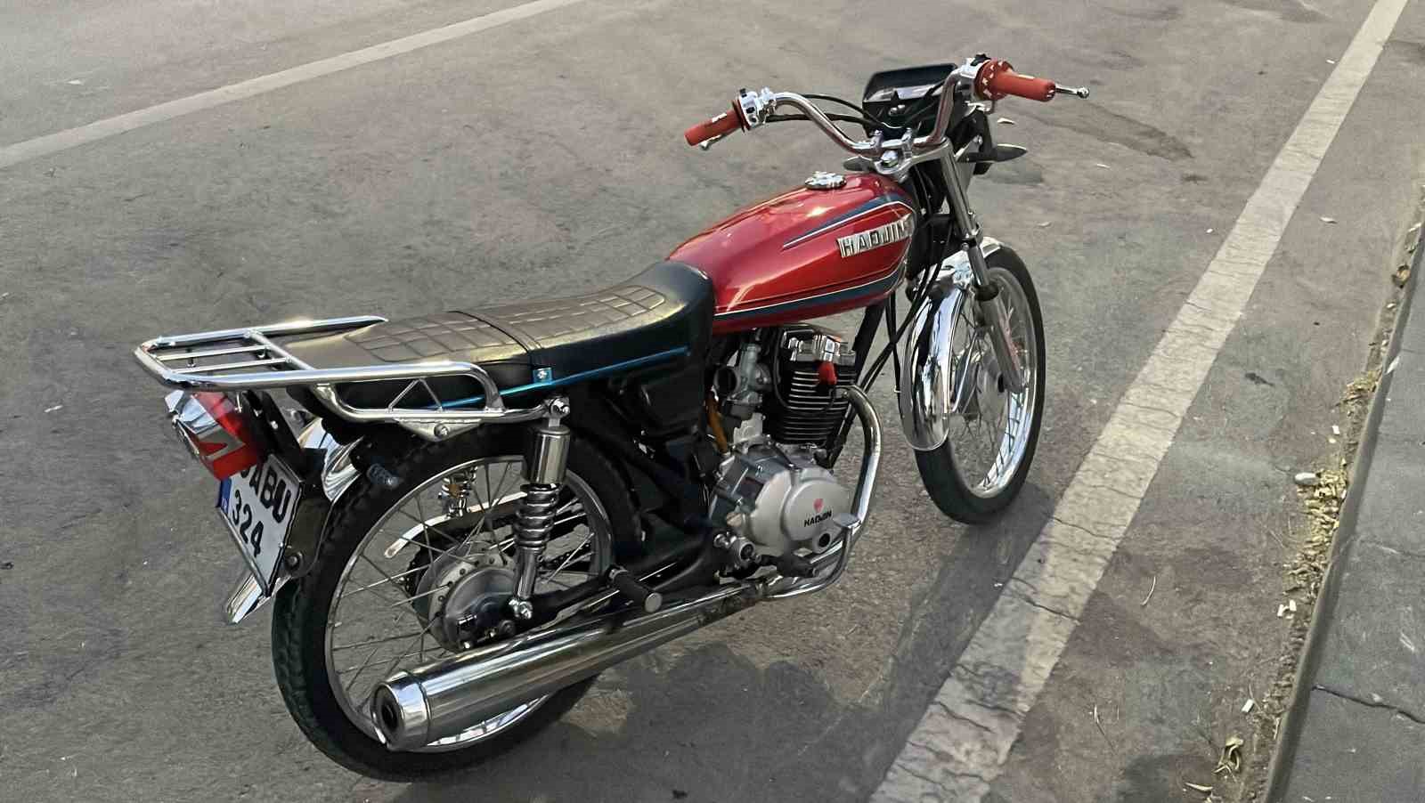 Polisin &rsquo;dur&rsquo; ihtarına uymayan motosikletli, kovalamaca sonucu yakalandı
