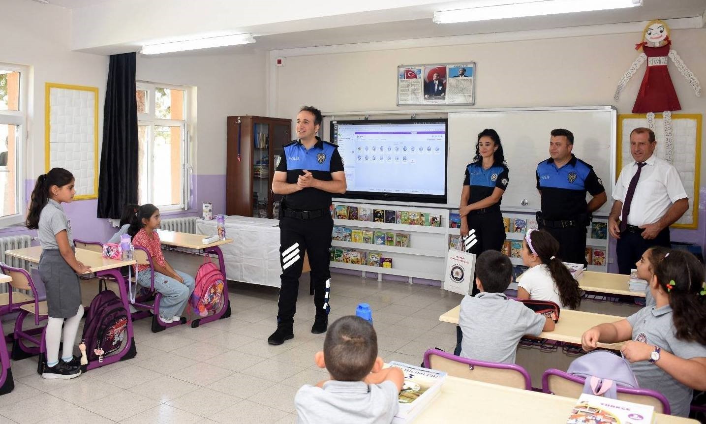 Polislerden öğrencilere kitap hediyesi