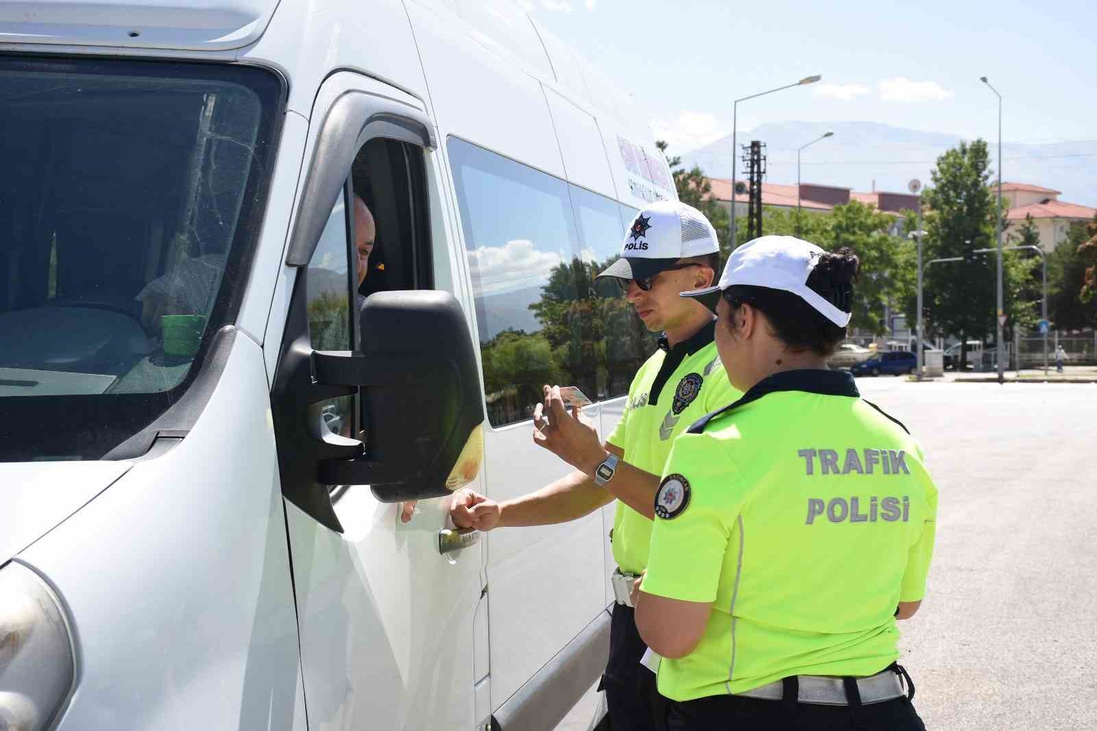 Okul &ouml;nlerinde polis denetimleri başladı
