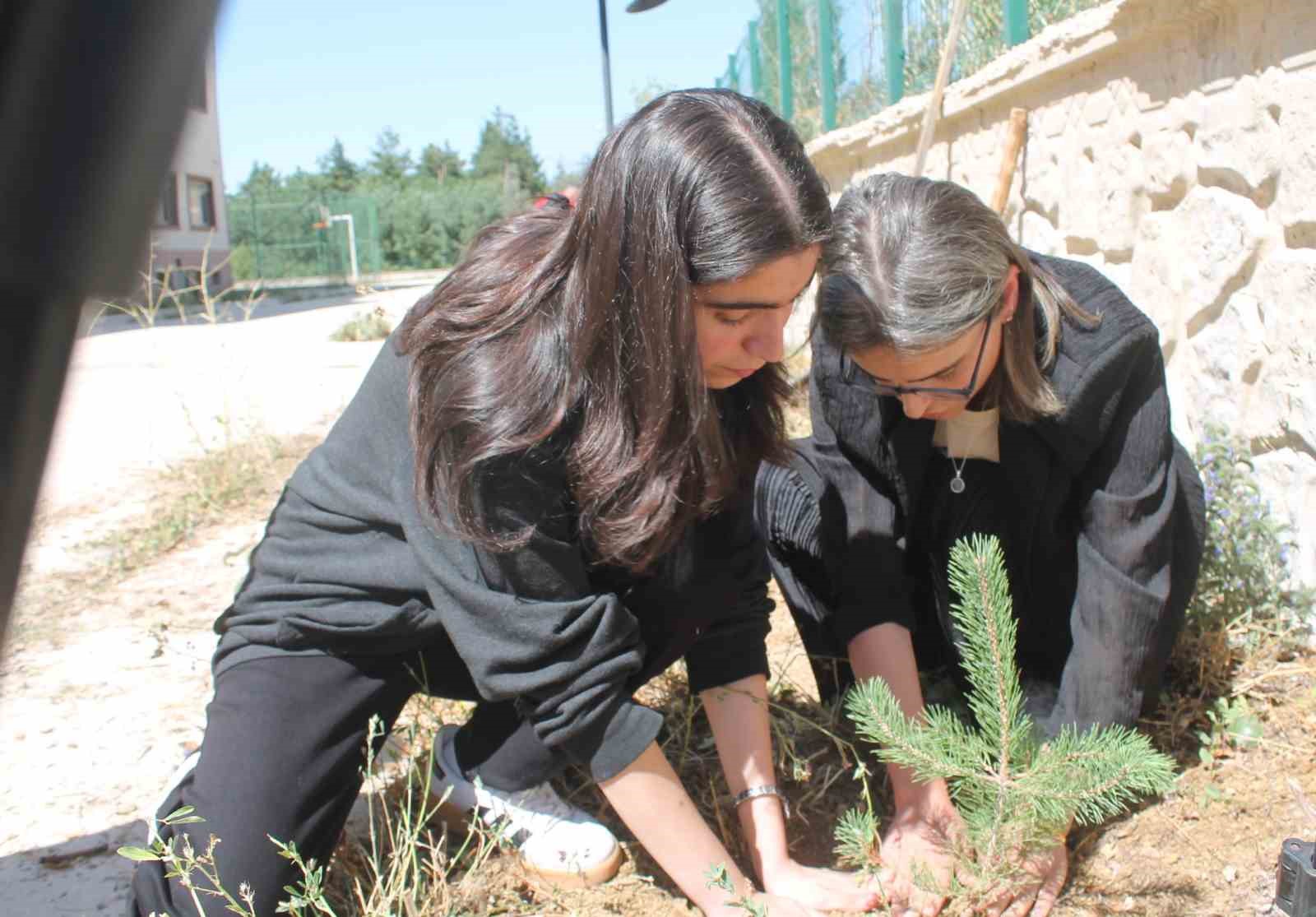 Bayburt’ta öğrenciler fidanları toprakla buluşturup ‘Yeşil Vatan’ için geleceğe nefes oldular
