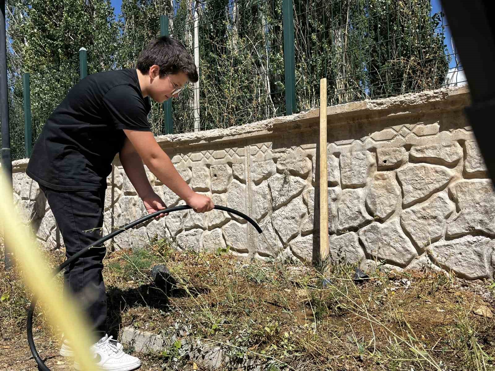 Bayburt&rsquo;ta &ouml;ğrenciler fidanları toprakla buluşturup &lsquo;Yeşil Vatan&rsquo; i&ccedil;in geleceğe nefes oldular
