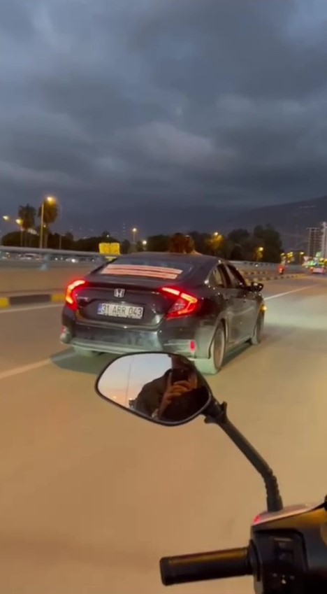 İnternette g&ouml;rd&uuml;ğ&uuml; akımla t&uuml;m şehre kızının doğum g&uuml;n&uuml;n&uuml; kutlattı
