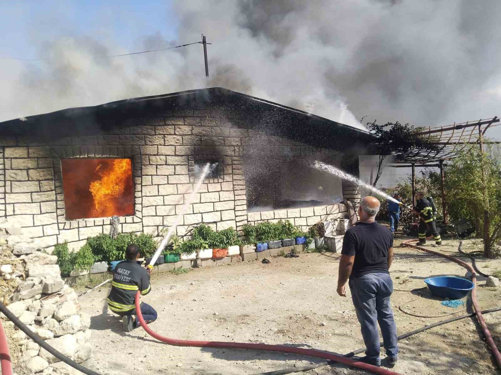 Kırıkhan’da müstakil ev alevlere teslim oldu