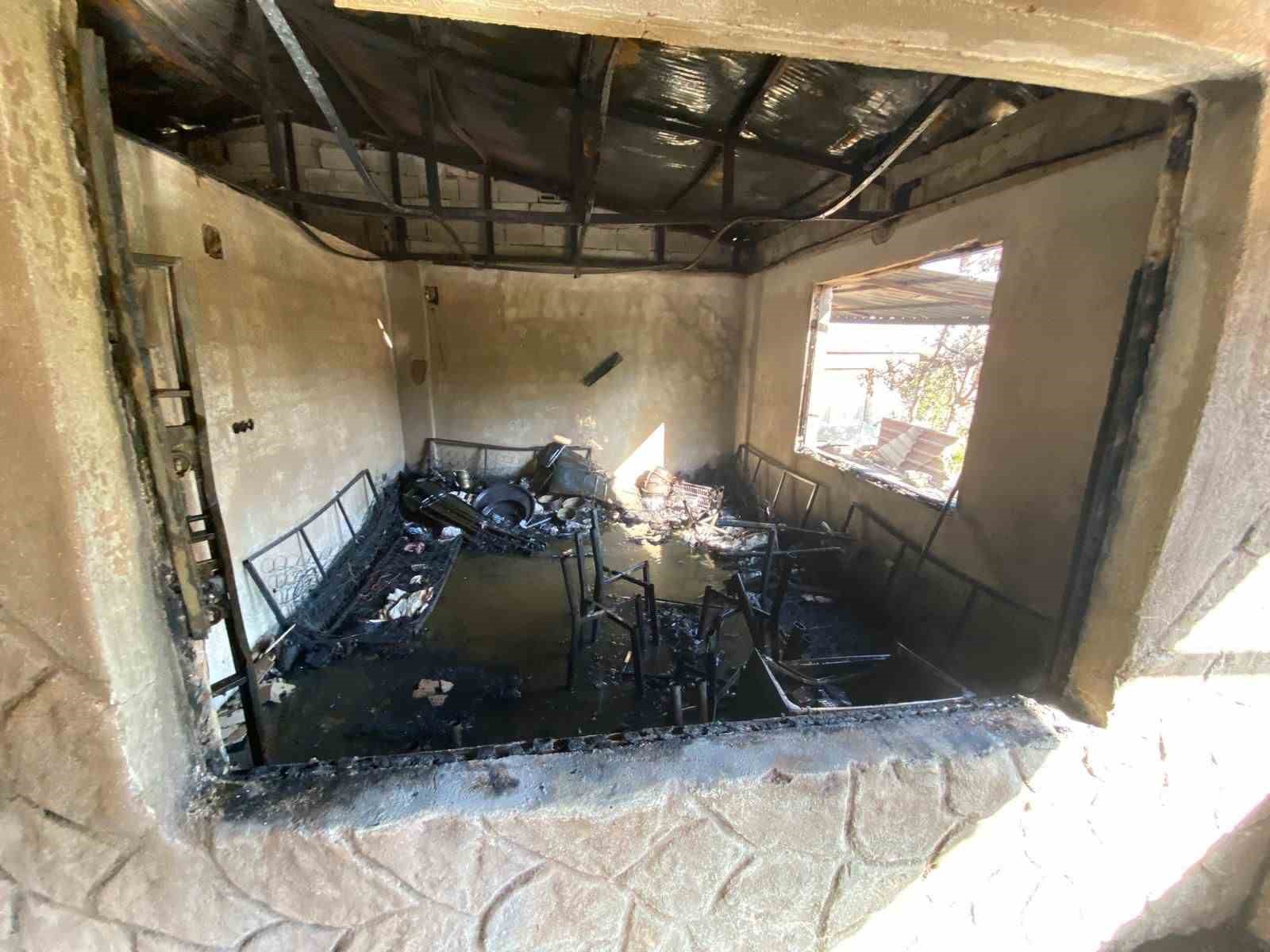 Kırıkhan’da müstakil ev alevlere teslim oldu