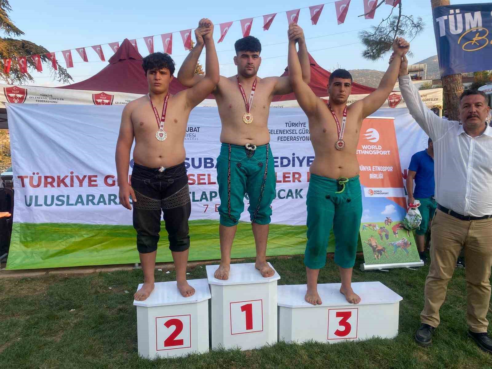 Karakucak güreşlerinde Erzincanlı sporculardan 1 birincilik, 1 ikincilik