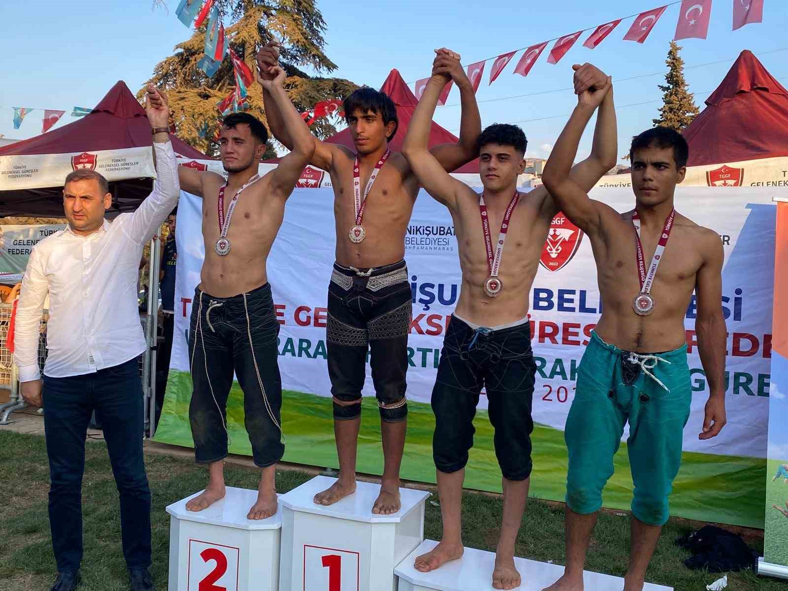 Karakucak güreşlerinde Erzincanlı sporculardan 1 birincilik, 1 ikincilik