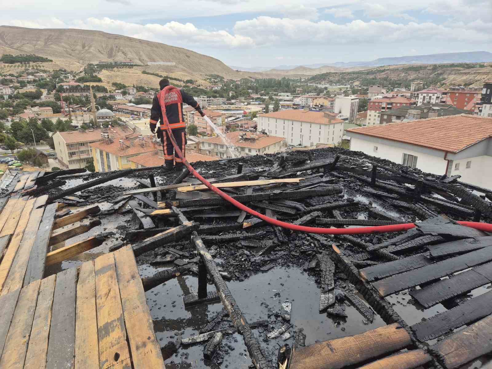Malatya’da korkutan çatı yangını