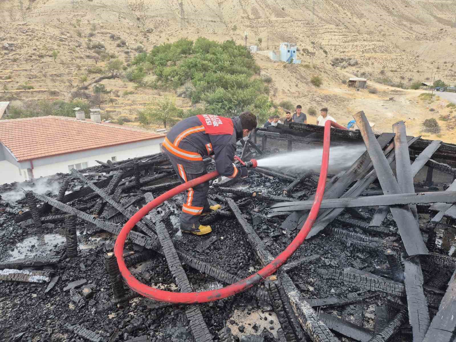 Malatya&rsquo;da korkutan &ccedil;atı yangını
