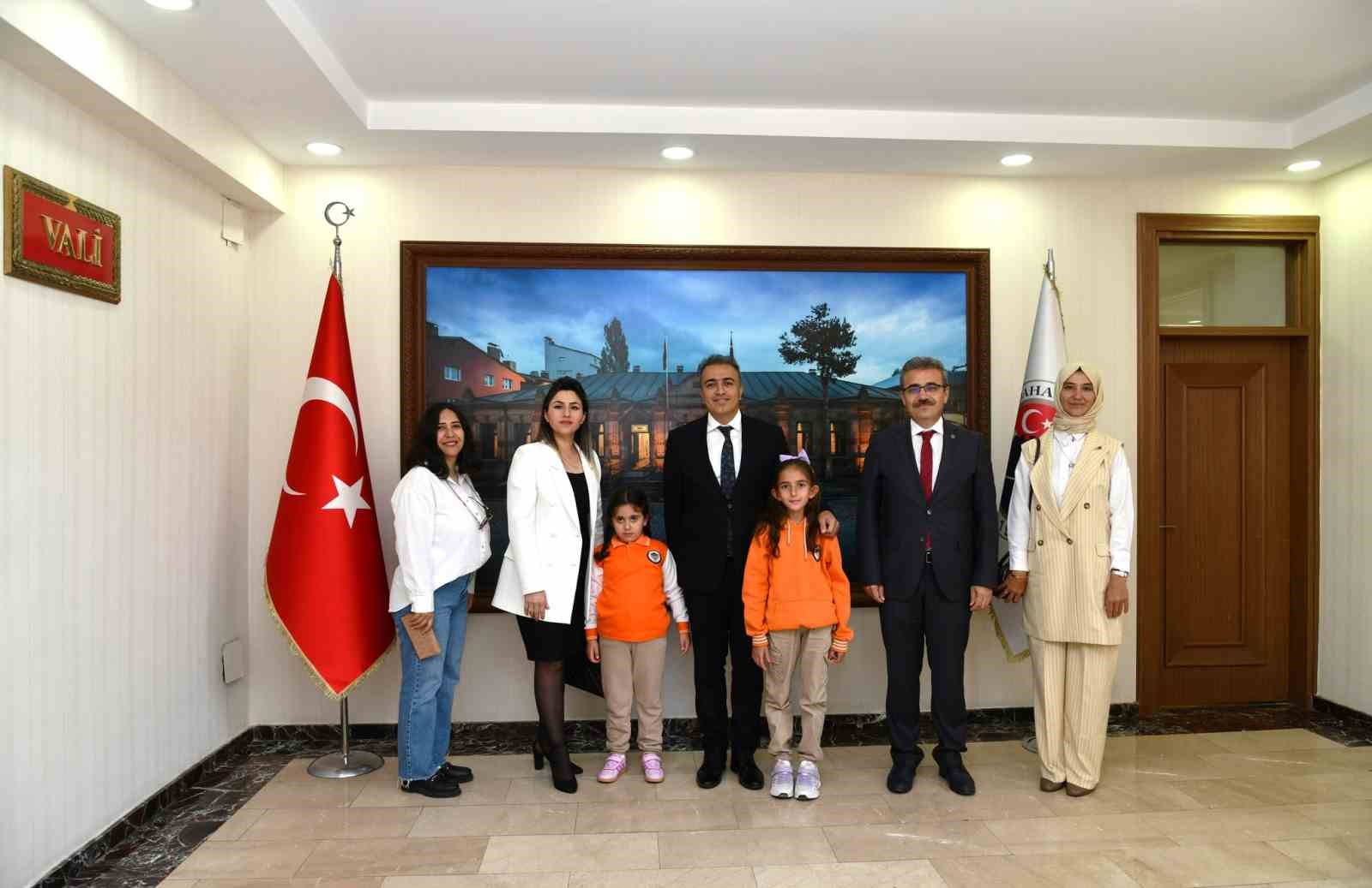 Vali Çiçek, İlköğretim Haftasında öğrencileri ağırladı