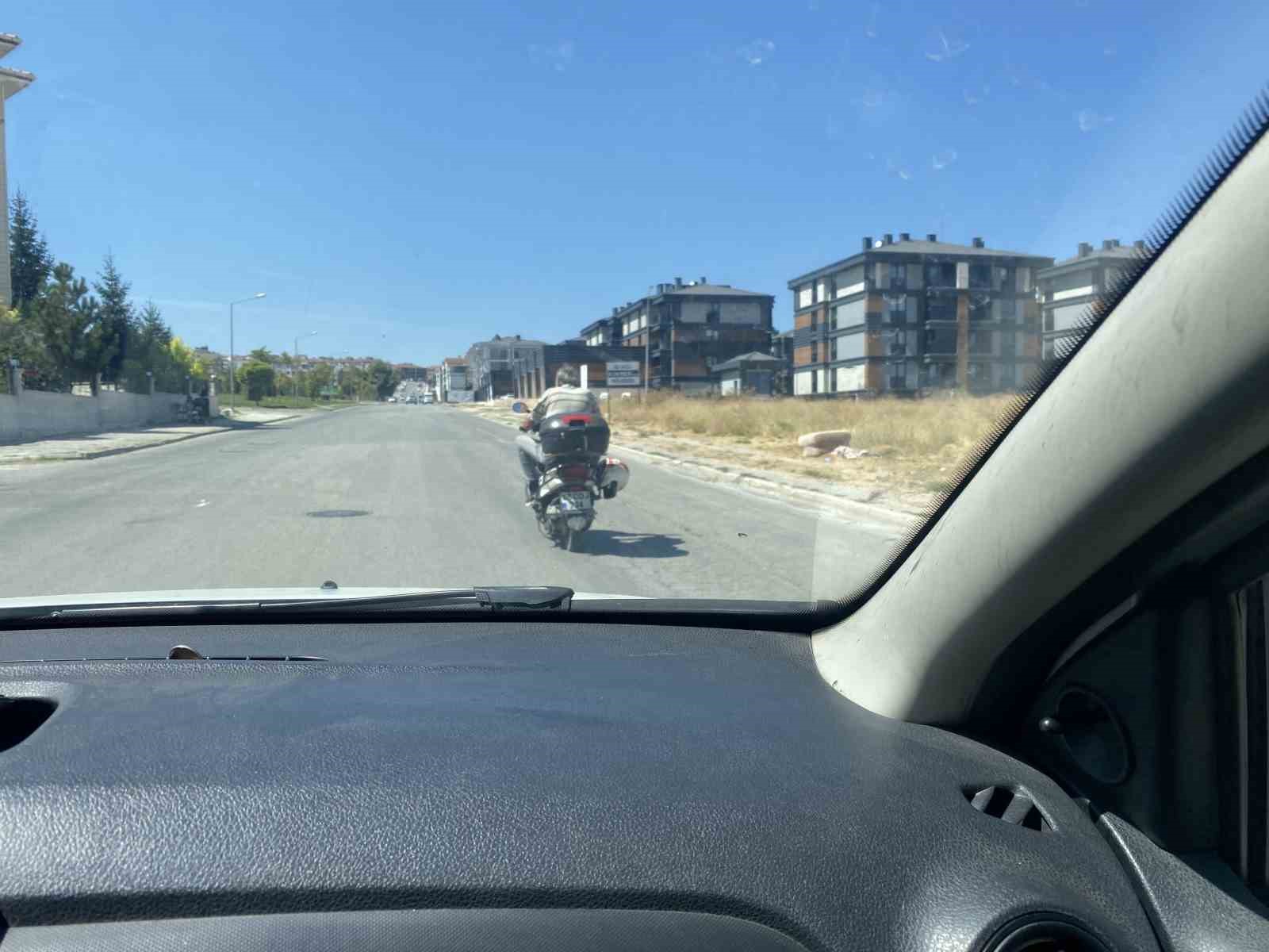 Kaskı kafasına değil motosikletin demirine taktı
