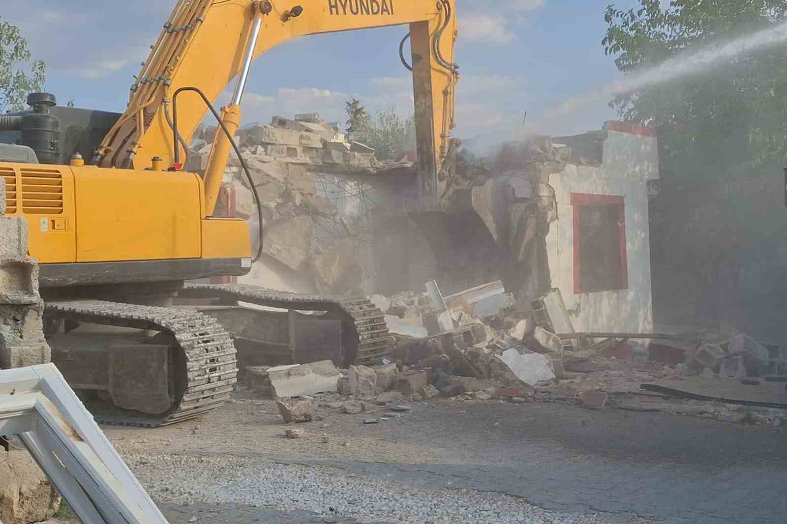 Depremden etkilenen orta hasarlı yapıların yıkımına başlandı