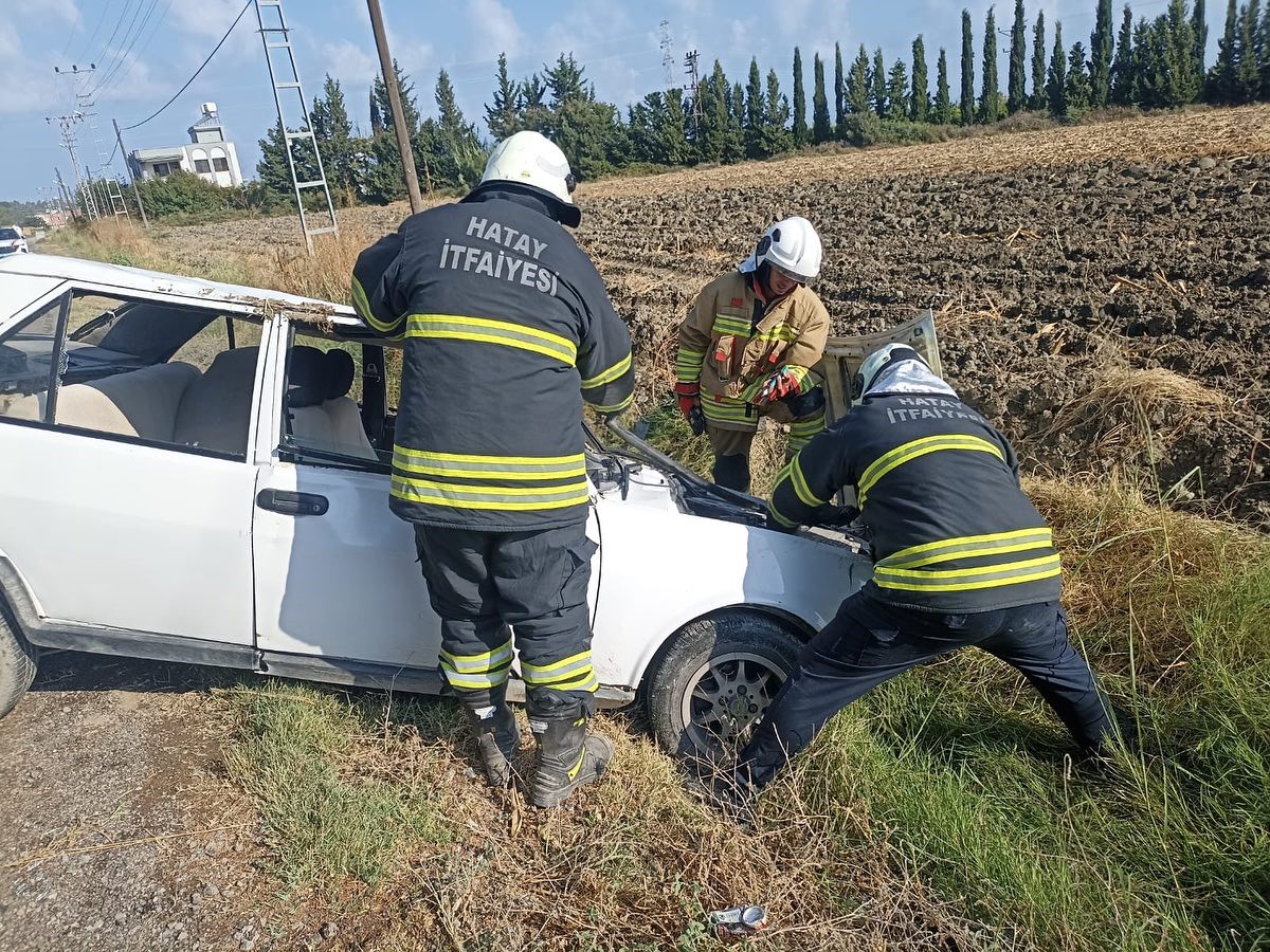 Takla atarak ters dönen otomobildeki 2 kişi yaralandı
