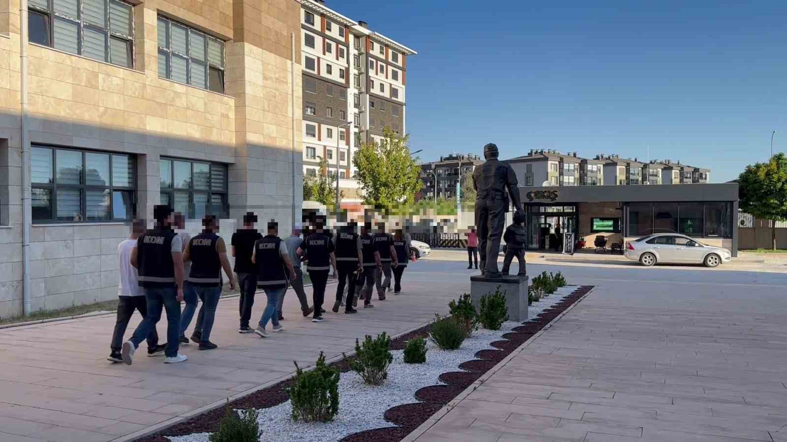 R&uuml;şvet operasyonunda 9 kişi tutuklandı
