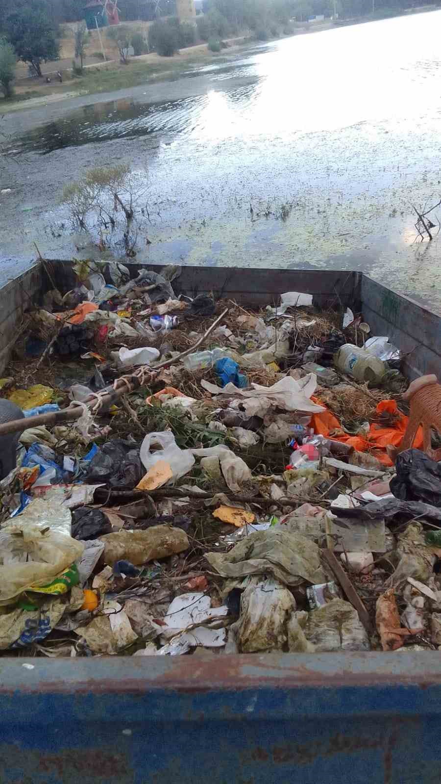 Muhtardan örnek davranış: Çubuk Gölü’nü kendi traktörüyle temizledi