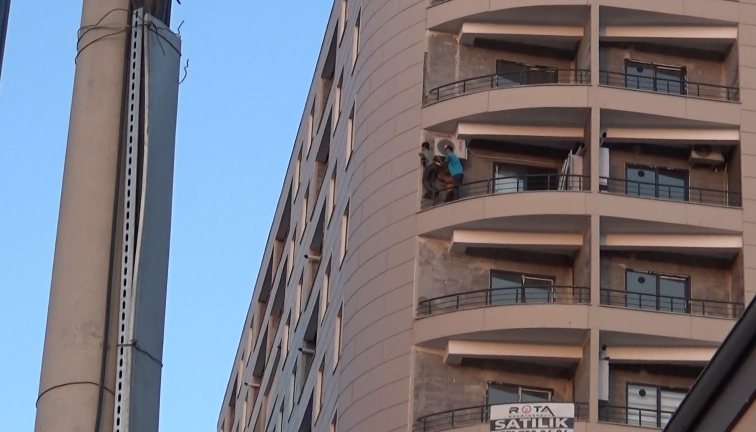 Şanlıurfa’da binanın 8’inci katındaki tehlikeli çalışma yürekleri ağza getirdi