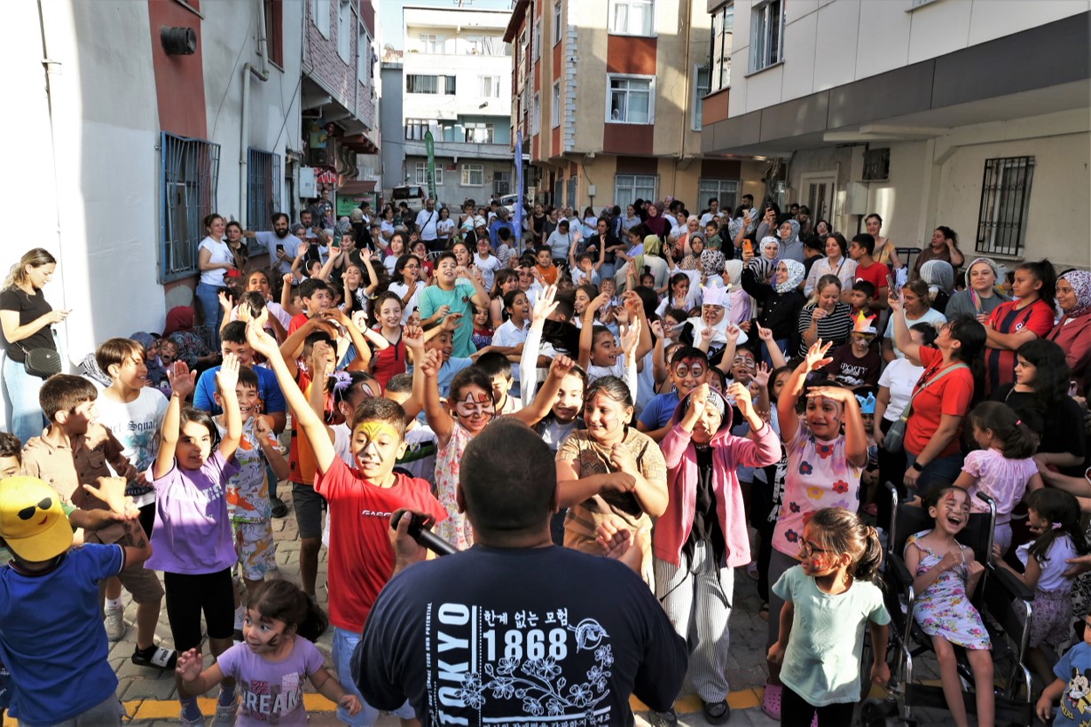 K&uuml;&ccedil;&uuml;k&ccedil;ekmece&rsquo;de binlerce &ccedil;ocuk &lsquo;sokakta oyun var&rsquo; ile yaz tatilinin tadını &ccedil;ıkarttı
