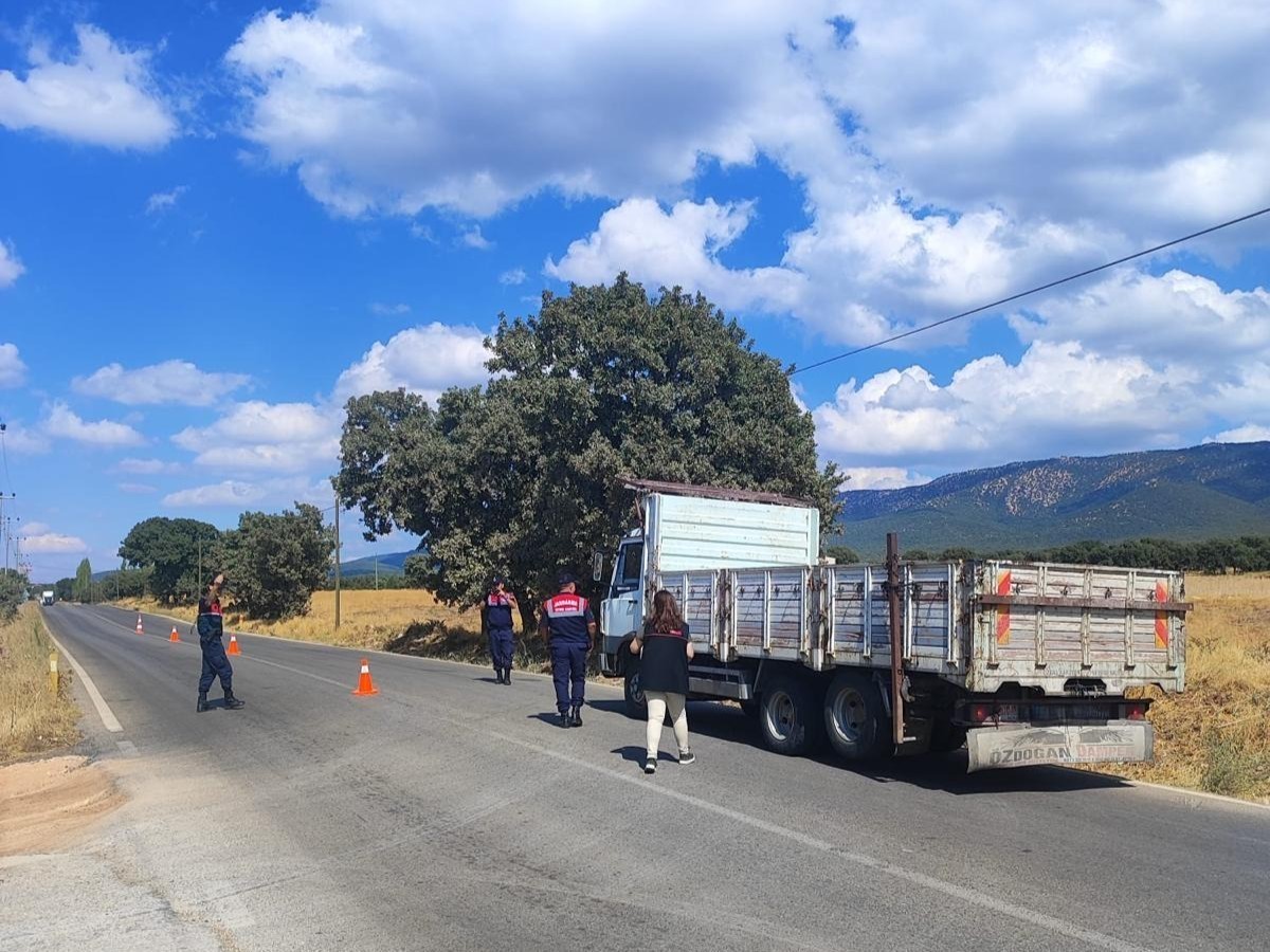 Uşak&rsquo;ta canlı hayvan nakil ara&ccedil;larına y&ouml;nelik denetimler s&uuml;r&uuml;yor
