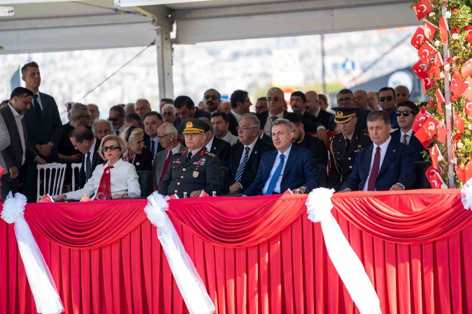 D&uuml;şman işgalinden kurtuluşa &ouml;zel 350 metrelik bayrak caddelerde dalgalandı
