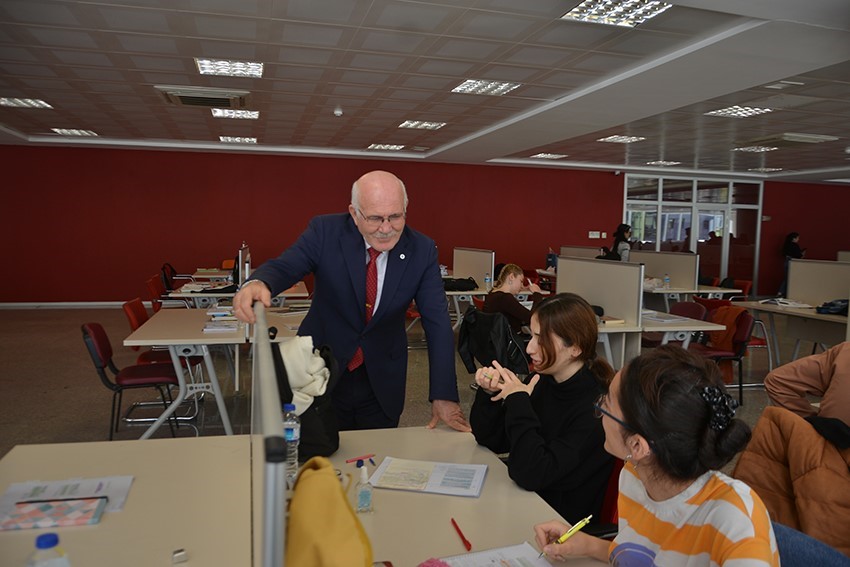 Uşak &Uuml;niversitesi K&uuml;t&uuml;phanesi &ouml;ğrencilere sınırsız bilgi erişimi sunuyor
