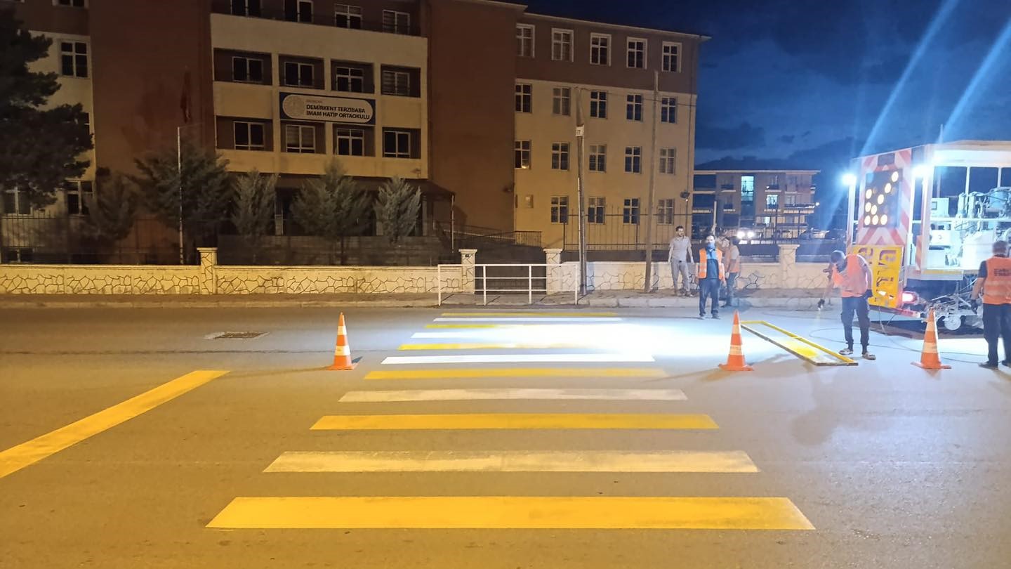 Yaya ge&ccedil;idi &ccedil;izgileri boyanarak daha belirgin hale getirildi
