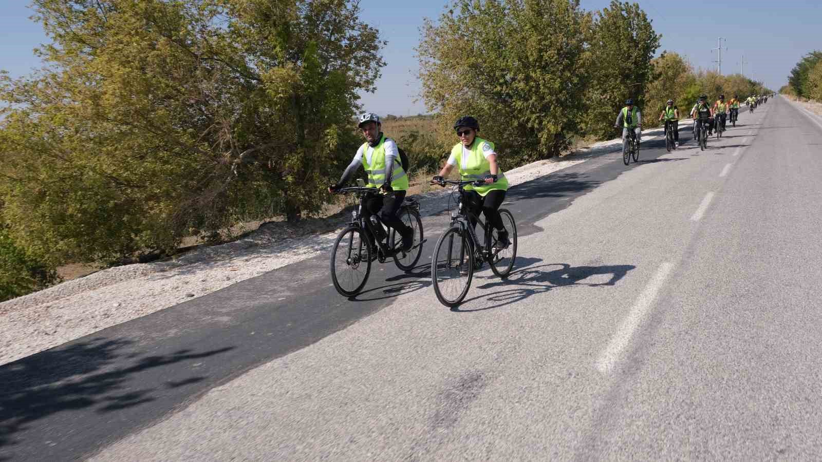 Başkan Altay tarihi mekanlardaki turlara katılan bisiklet severlere teşekk&uuml;r etti
