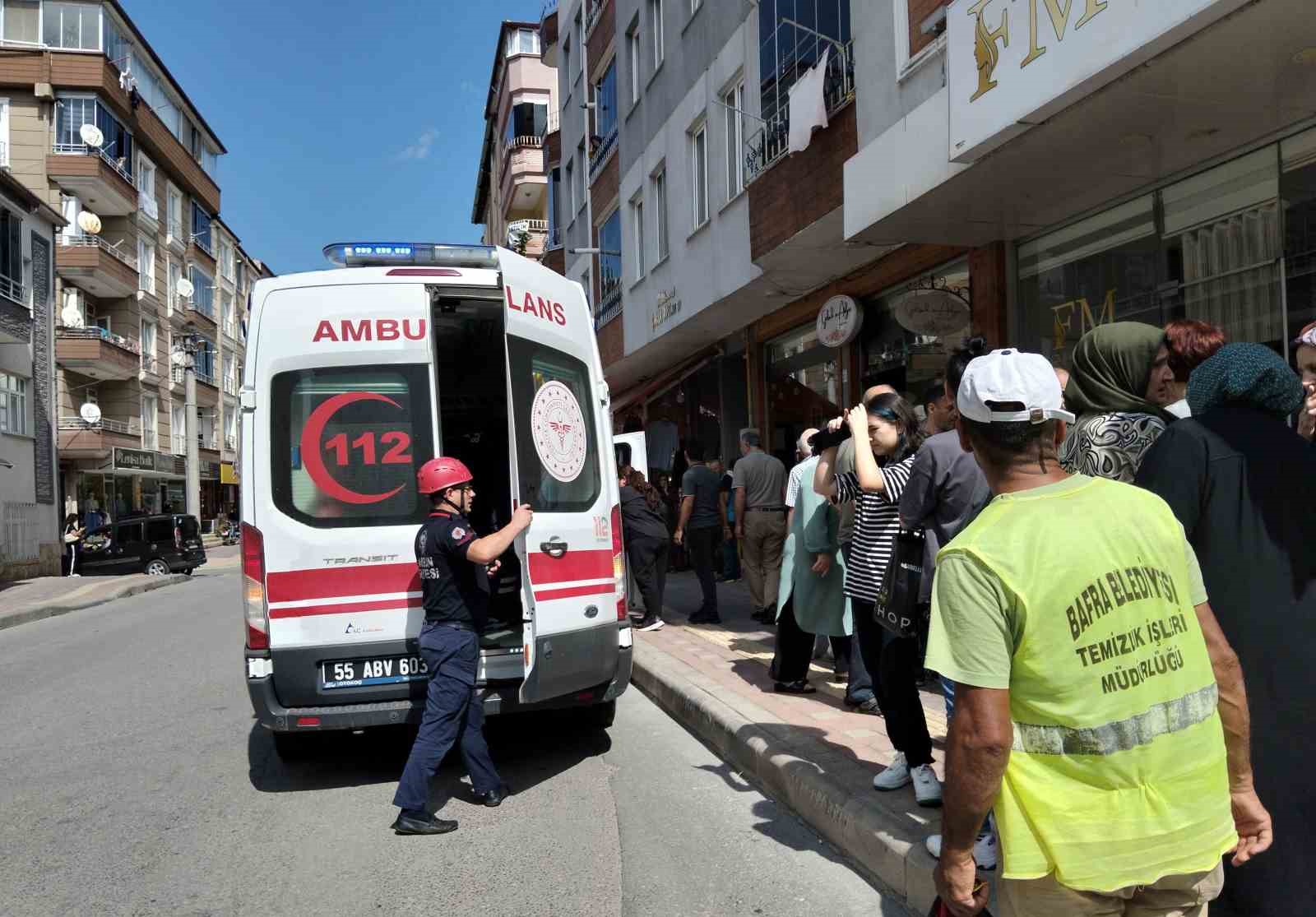 Bafra’da avukat, boşanma aşamasındaki eşinin aracına çarptı: Kadın hastaneye kaldırıldı
