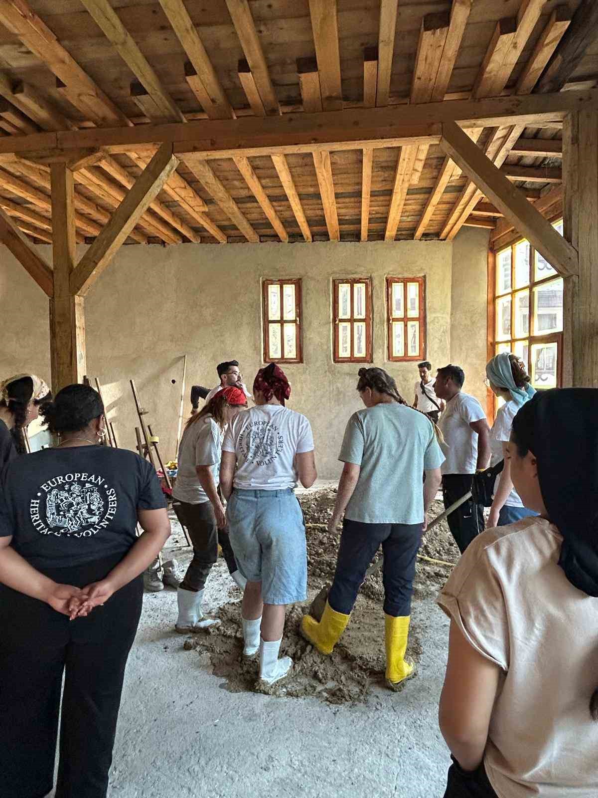 Avrupalı gençlerden Mudurnu’da tarihe dokunuş
