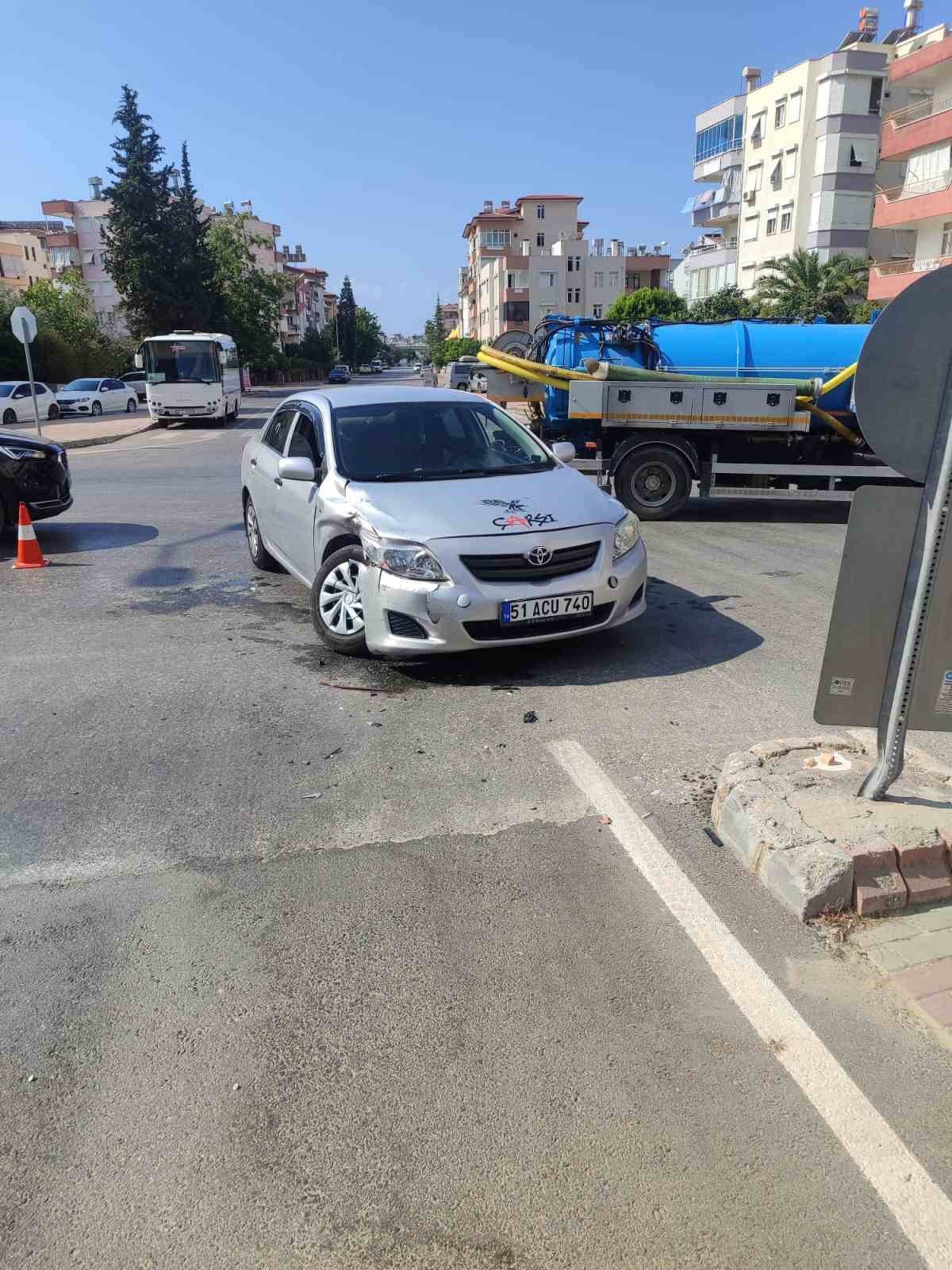 Manavgat’ta otomobiller çarpıştı: 1 yaralı
