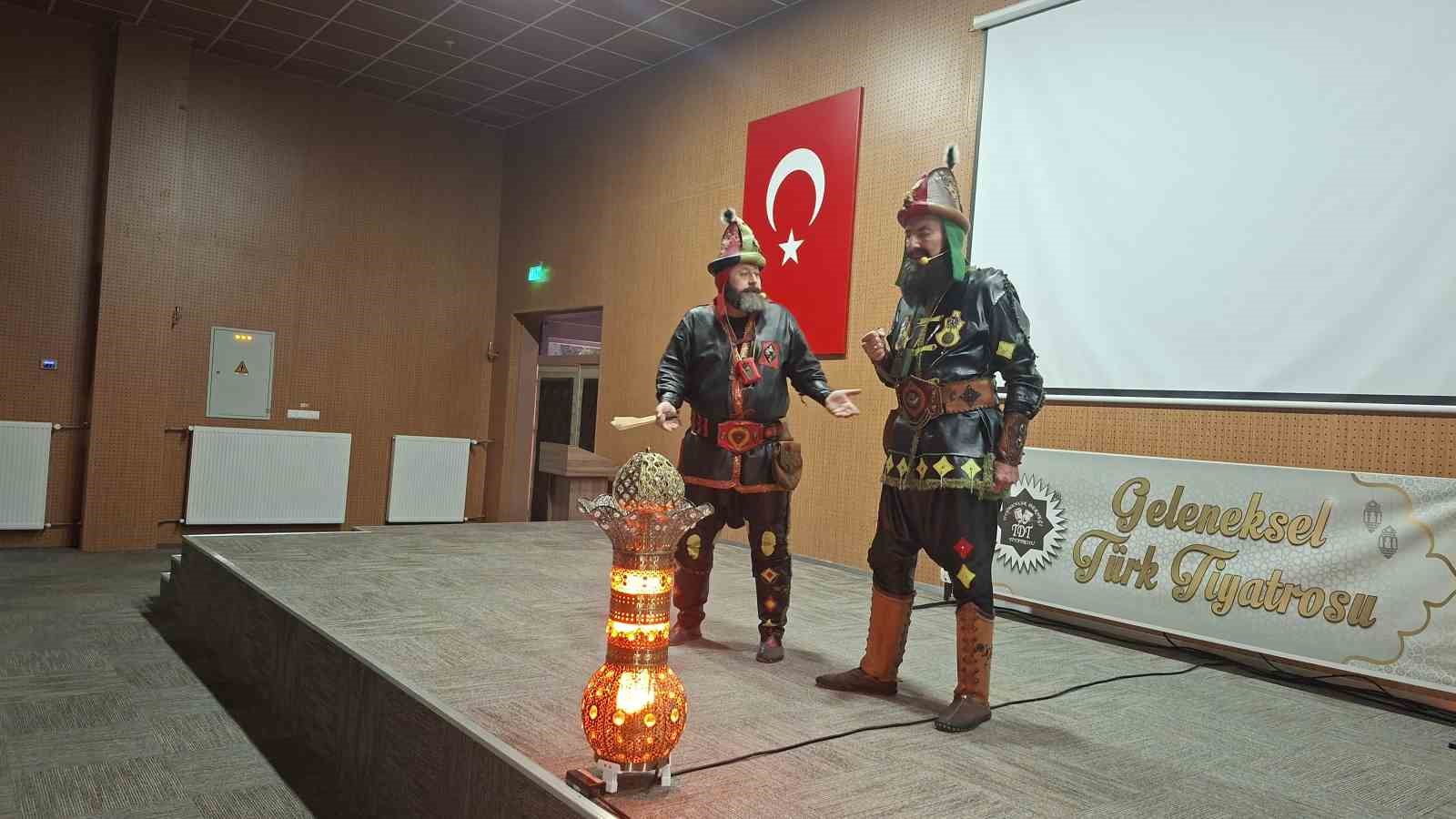 Hisarcık’ta öğrencilere "Yeşil vatan, orman sevgisi" konulu Hacivat-Karagöz gölge oyunu