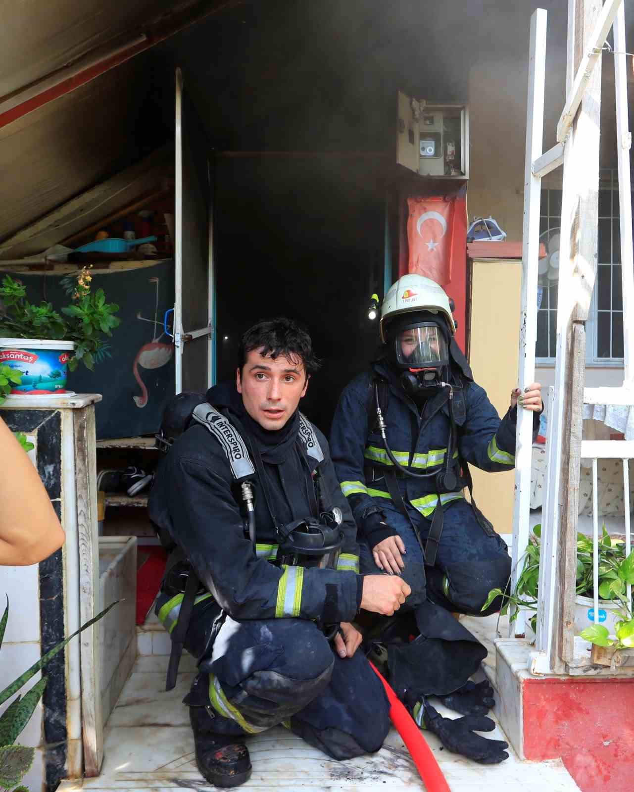 Evinde yangın &ccedil;ıkan adam s&ouml;nd&uuml;rme &ccedil;alışmalarını &ccedil;aresiz g&ouml;zlerle izledi
