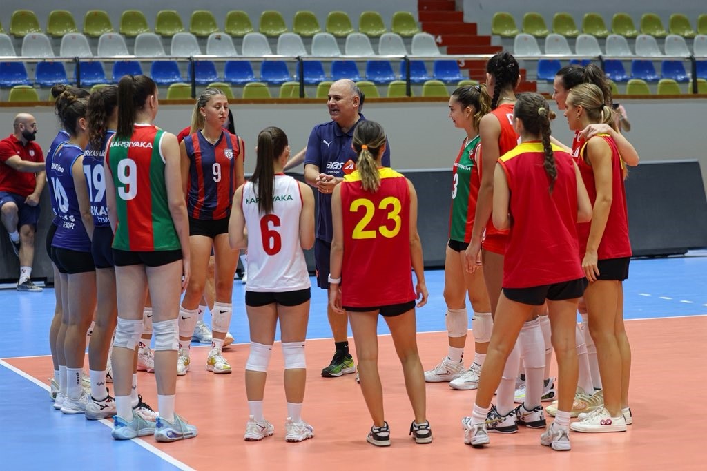 İzmir&rsquo;in kadın voleybol takımları, 9 Eyl&uuml;l&rsquo;de birlik mesajı verdi

