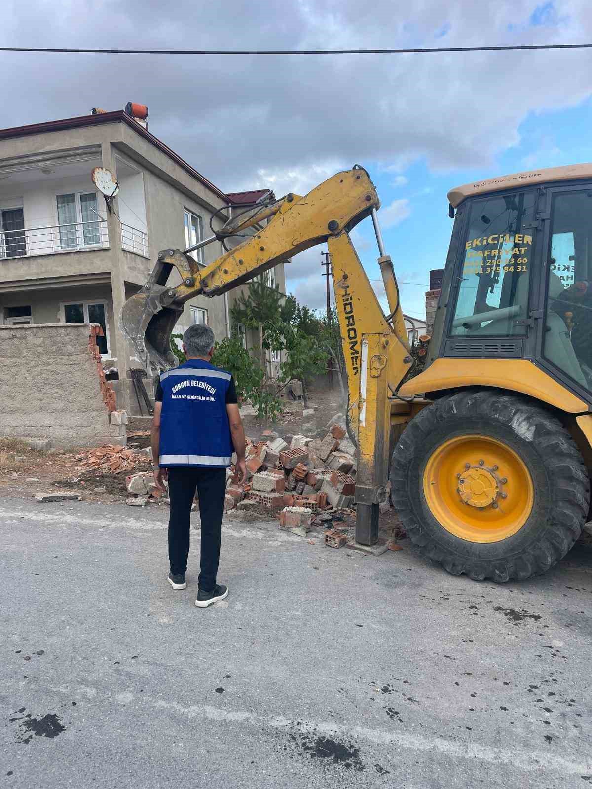 Sorgun Belediyesi ka&ccedil;ak yapıları yıkıyor
