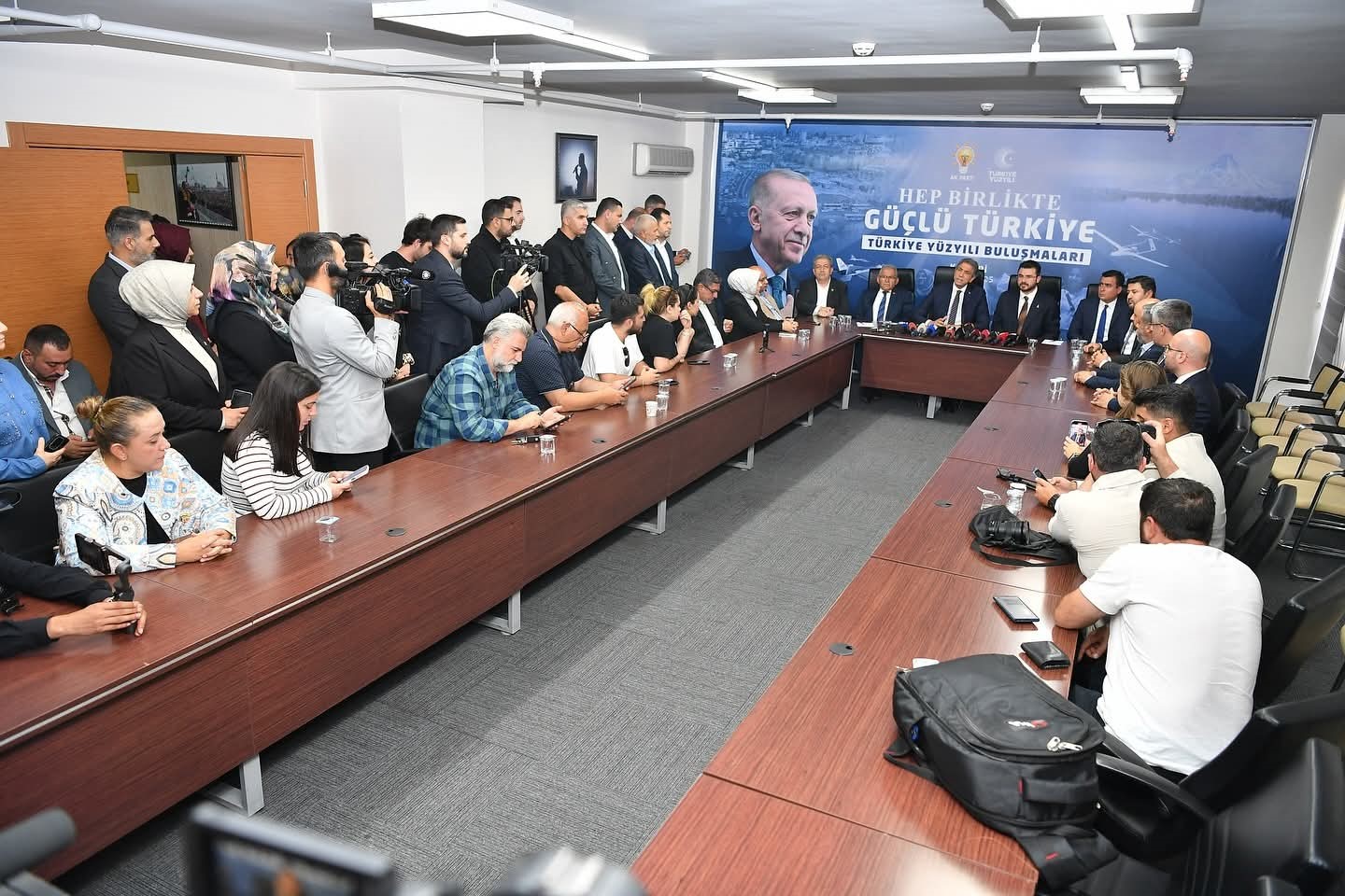 Mustafa Demir: "Biz AK Parti olarak eser siyaseti yaparız, CHP hasar siyaseti yapar"