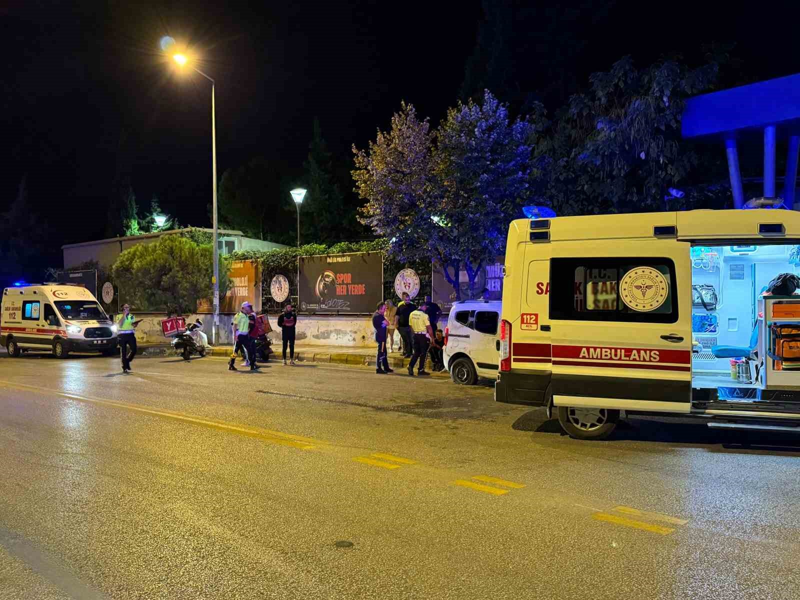 Otomobil 100 metre s&uuml;r&uuml;klenip kaldırıma &ccedil;arptı: 4 kişi yaralandı, 2 kişi olay yerinden ka&ccedil;tı
