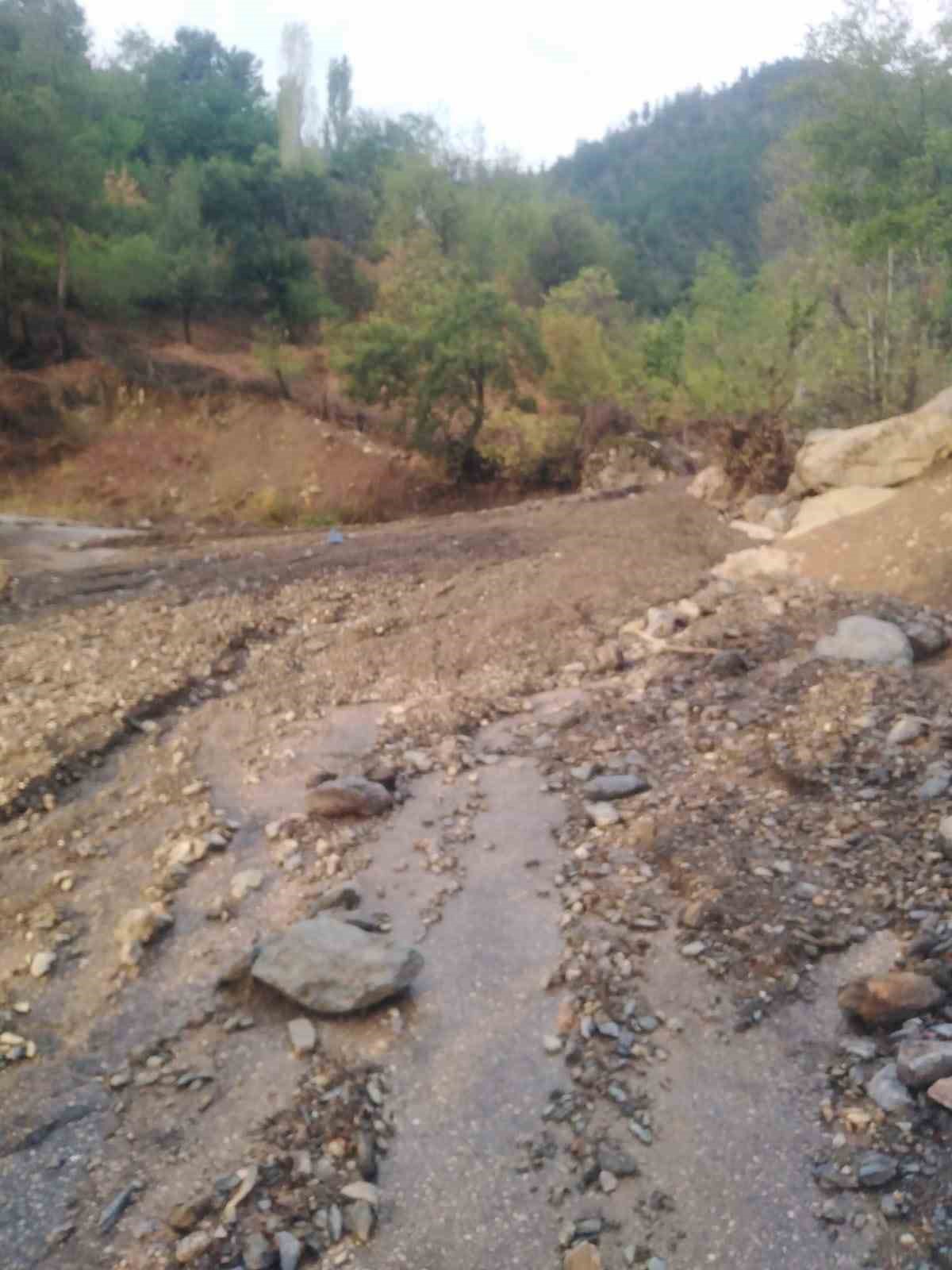 Şiddetli yağış nedeniyle kapanan yollar açıldı