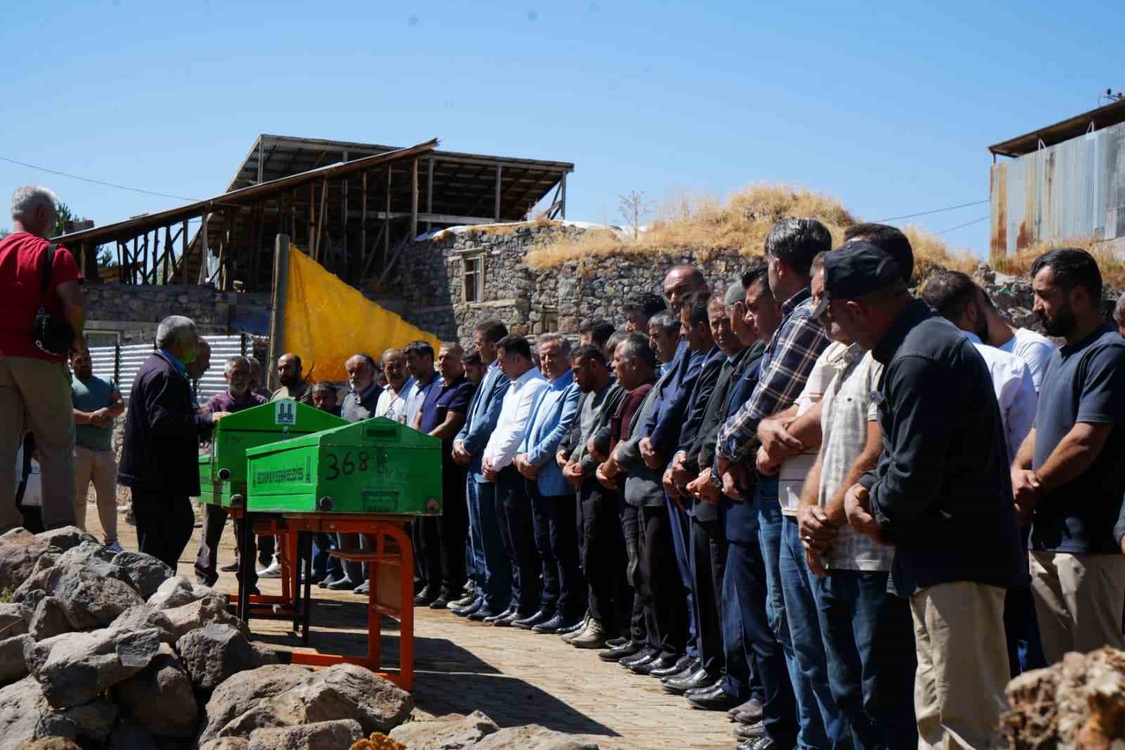 &Ccedil;&ouml;ken &ccedil;atının altında kalan anne ve iki &ccedil;ocuğu toprağa verildi
