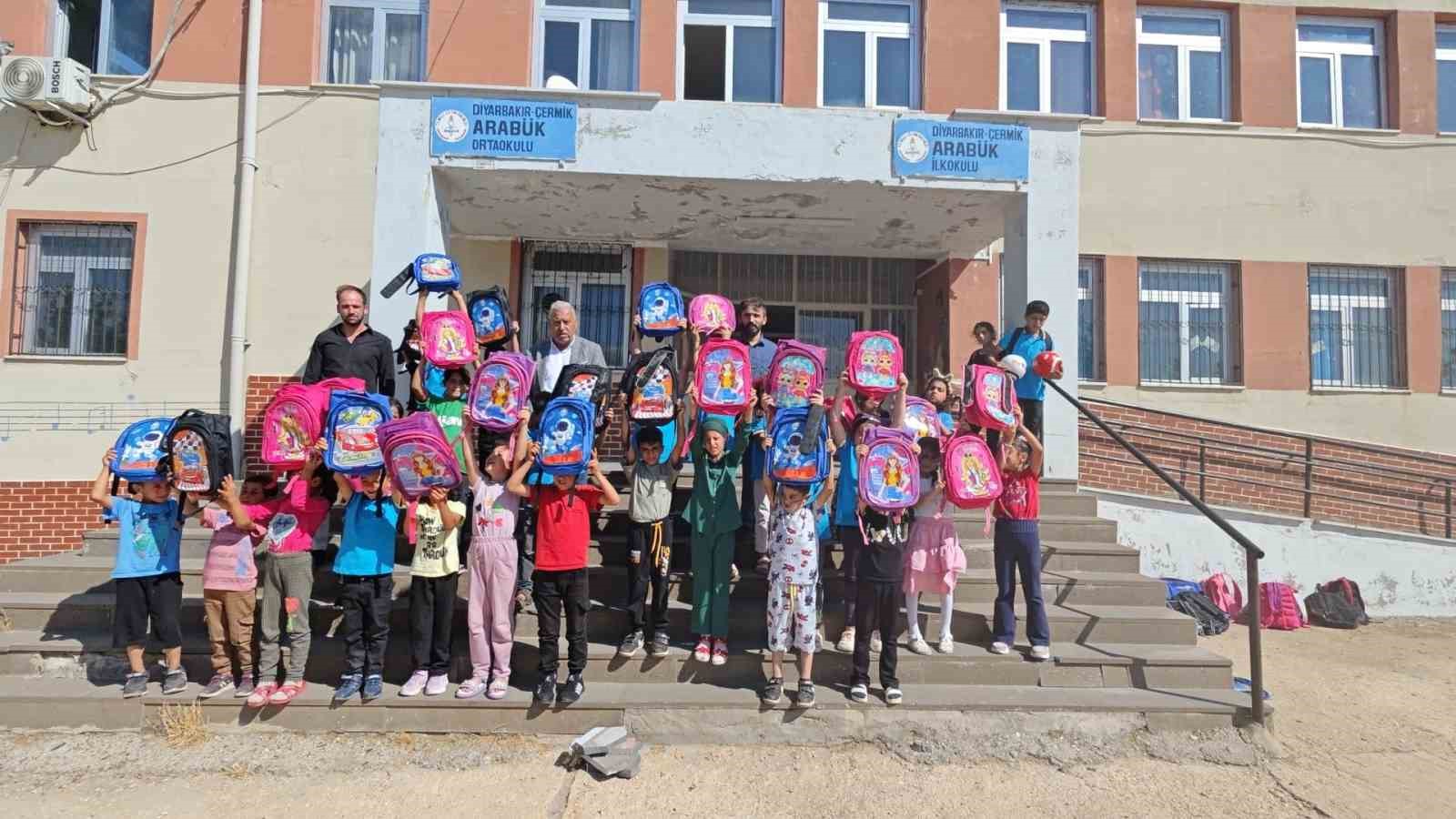 Diyarbakır’da hayırseverlerden 82 okuldaki öğrencilere kırtasiye malzemesi desteği