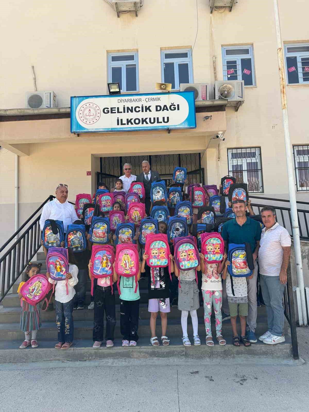 Diyarbakır&rsquo;da hayırseverlerden 82 okuldaki &ouml;ğrencilere kırtasiye malzemesi desteği
