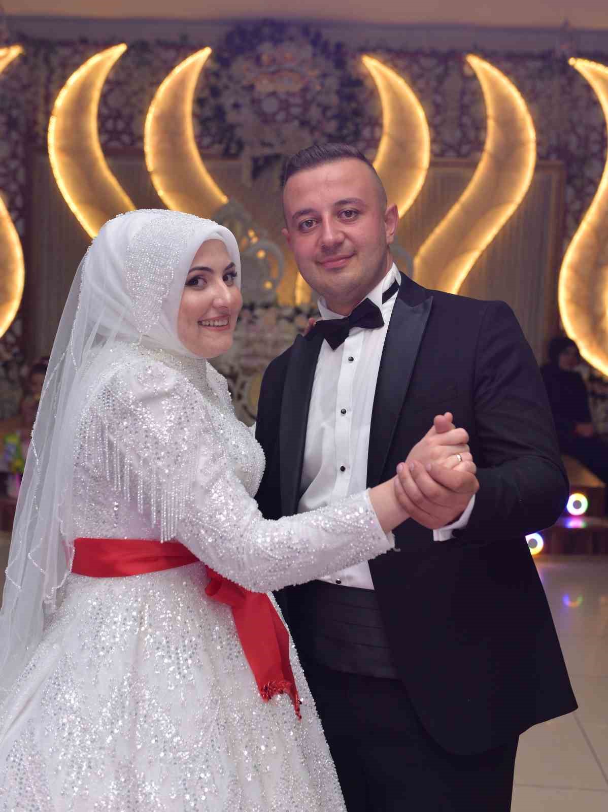 D&uuml;ğ&uuml;nde gelin ve damada ilgin&ccedil; takı: Buzağı hediye ettiler
