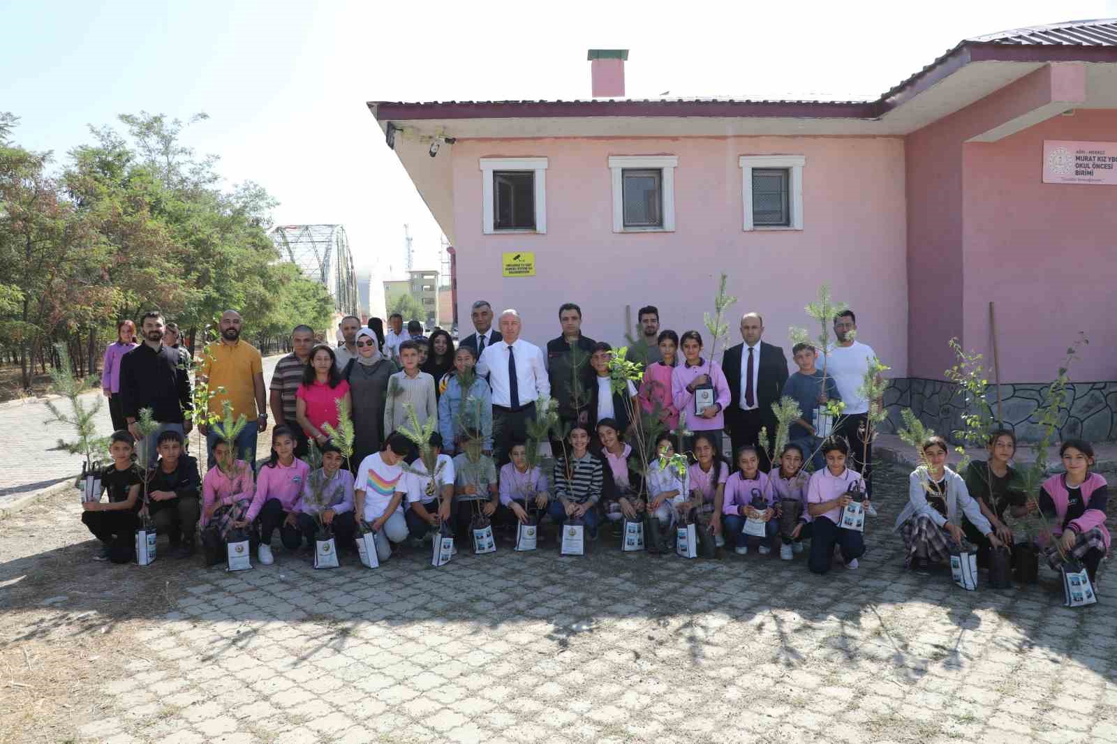 Ağrı Milli Eğitim M&uuml;d&uuml;r&uuml; K&ouml;krek, &ouml;ğrencilerle birlikte &lsquo;Yeşil Vatan&rsquo; i&ccedil;in fidan dikti
