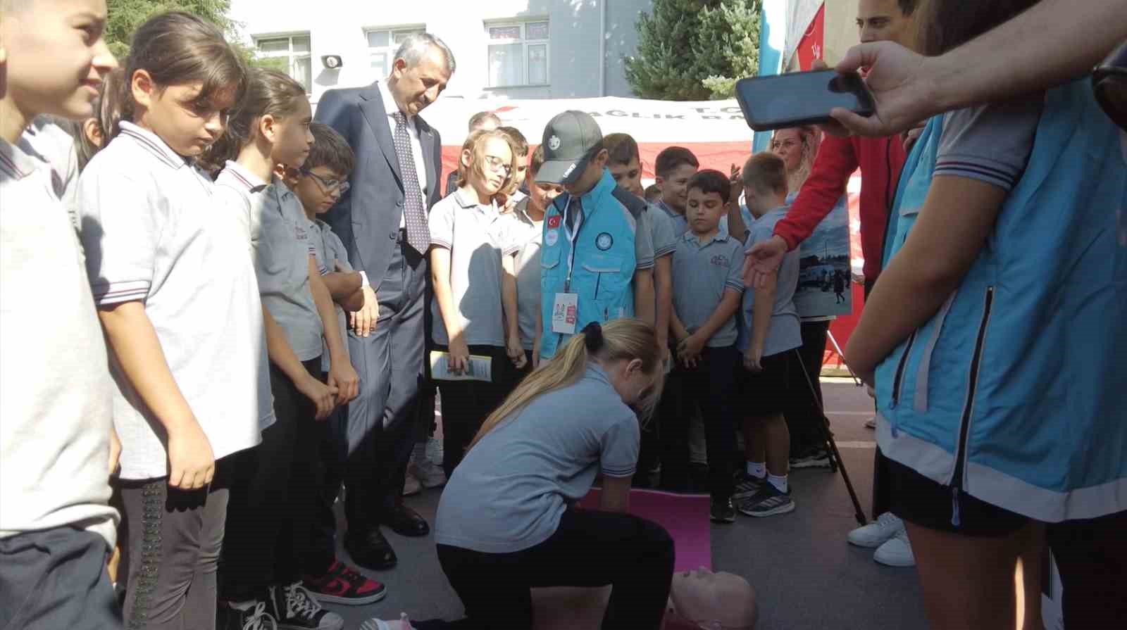 Öğrenciler kalp masajını ve acil müdahaleleri öğrendi