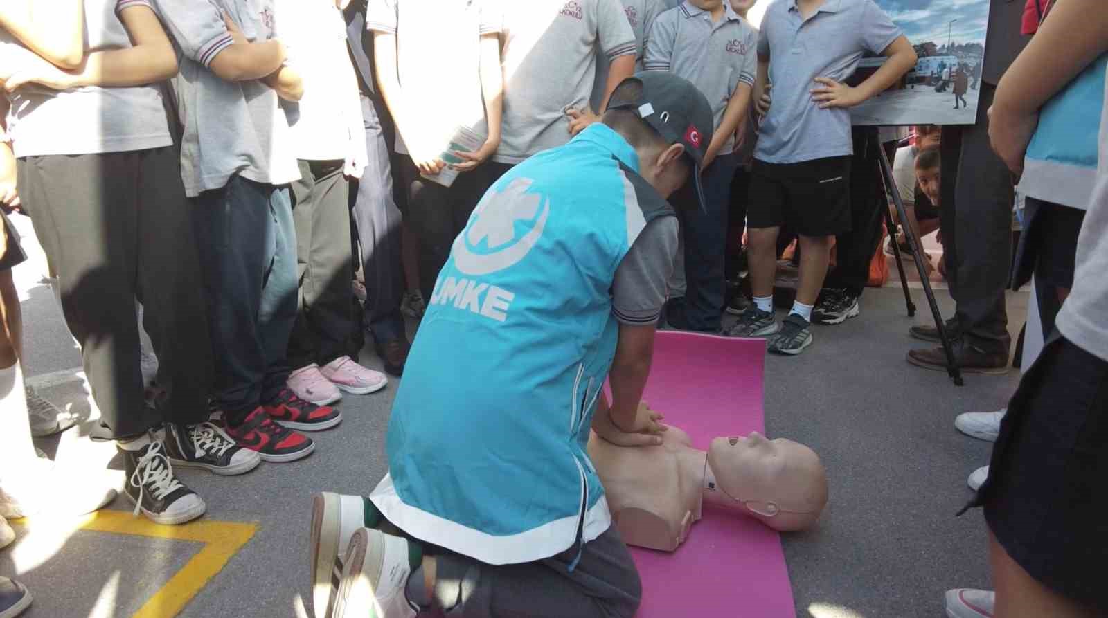 &Ouml;ğrenciler kalp masajını ve acil m&uuml;dahaleleri &ouml;ğrendi
